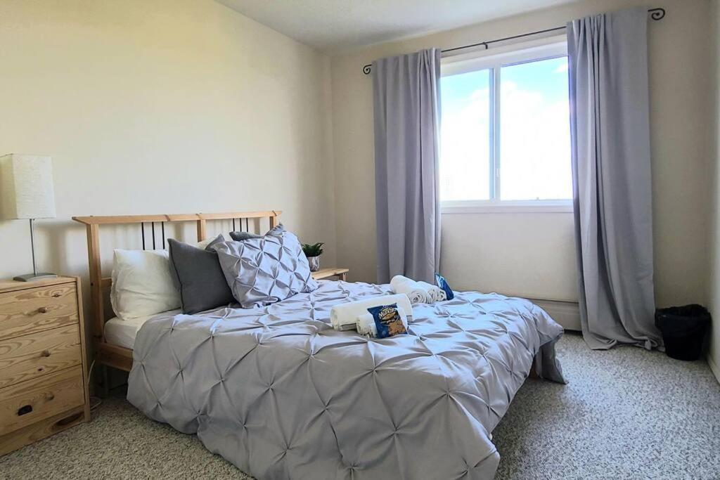 Right Next To West Edmonton Mall With Free Parking 외부 사진