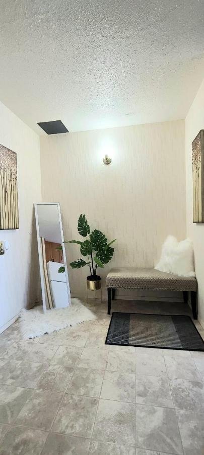 Right Next To West Edmonton Mall With Free Parking 외부 사진